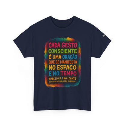 Camiseta Frase Filosófica “Cada gesto consciente é uma oração” – Algodão Premium Gildan 5000