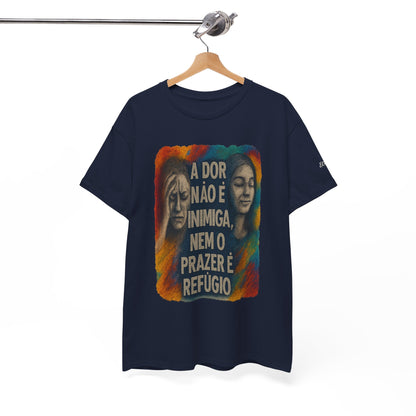 Camiseta — "A Dor Não é Inimiga, Nem o Prazer é Refúgio" Inspirational Portuguese Graphic Tee