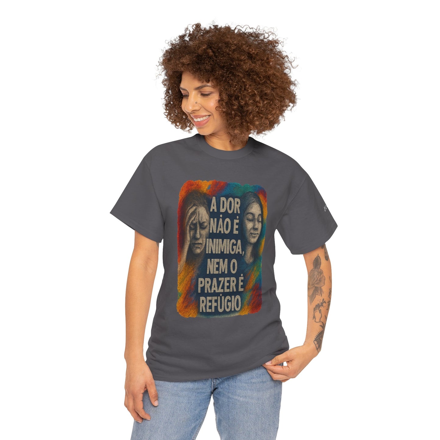 Camiseta — "A Dor Não é Inimiga, Nem o Prazer é Refúgio" Inspirational Portuguese Graphic Tee