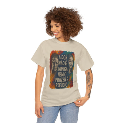 Camiseta — "A Dor Não é Inimiga, Nem o Prazer é Refúgio" Inspirational Portuguese Graphic Tee