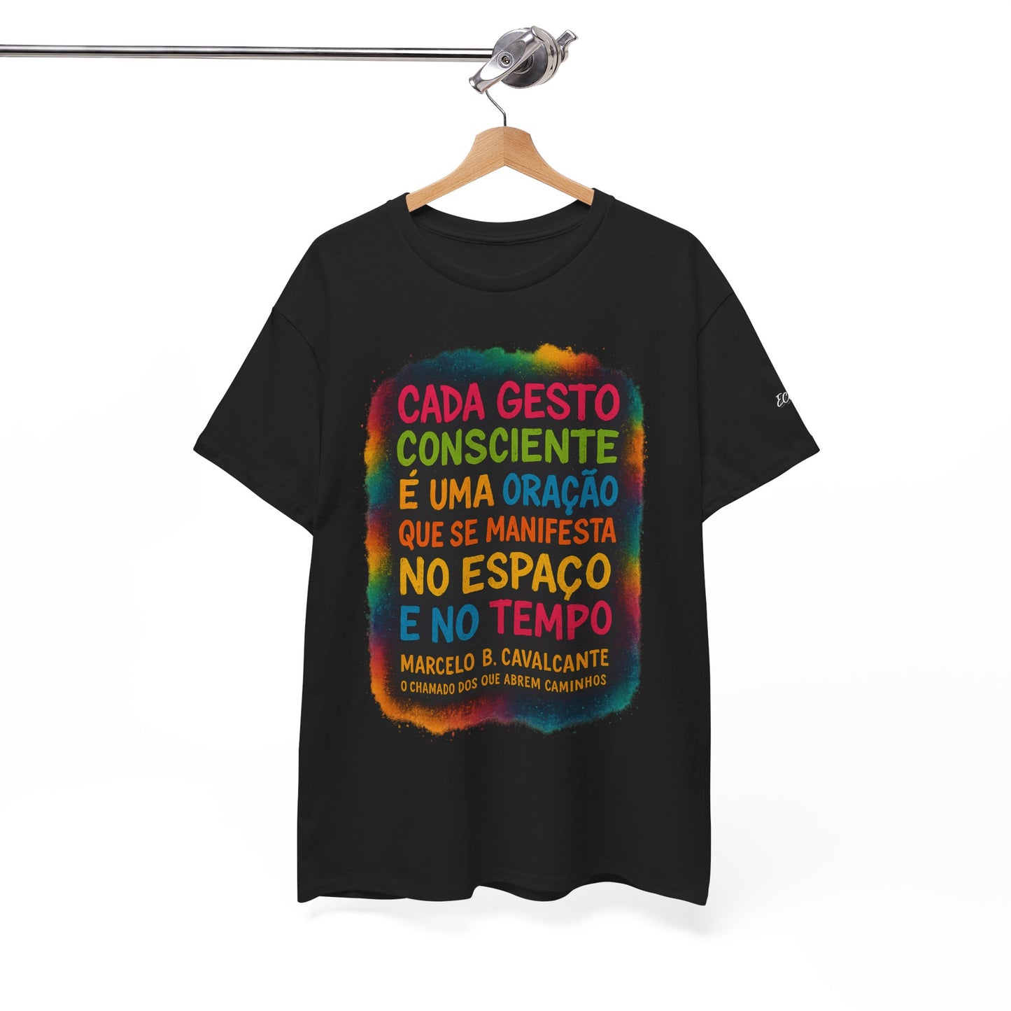 Camiseta Frase Filosófica “Cada gesto consciente é uma oração” – Algodão Premium Gildan 5000