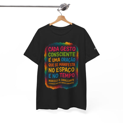 Camiseta Frase Filosófica “Cada gesto consciente é uma oração” – Algodão Premium Gildan 5000