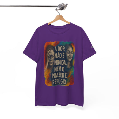 Camiseta — "A Dor Não é Inimiga, Nem o Prazer é Refúgio" Inspirational Portuguese Graphic Tee