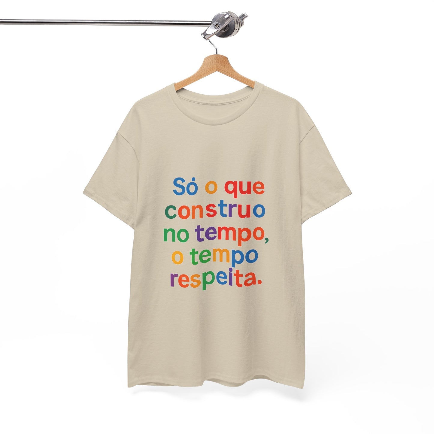 Camiseta Filosófica “Só o que Construo no Tempo, o Tempo Respeita” – Algodão Gildan 5000