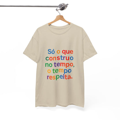 Camiseta Filosófica “Só o que Construo no Tempo, o Tempo Respeita” – Algodão Gildan 5000