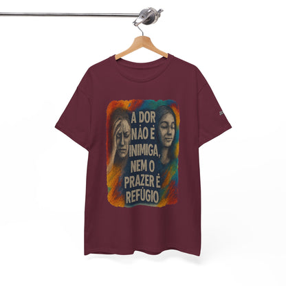Camiseta — "A Dor Não é Inimiga, Nem o Prazer é Refúgio" Inspirational Portuguese Graphic Tee