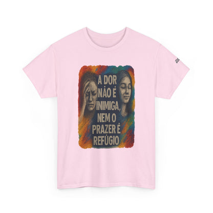 Camiseta — "A Dor Não é Inimiga, Nem o Prazer é Refúgio" Inspirational Portuguese Graphic Tee