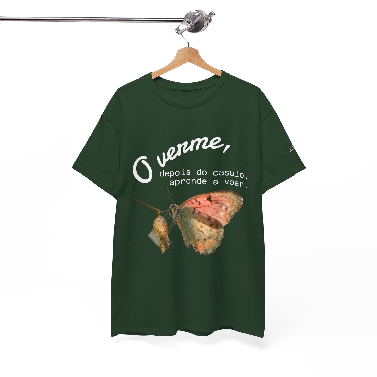 Camiseta — "O verme, depois do casulo, aprende a voar." Citação inspiradora em português