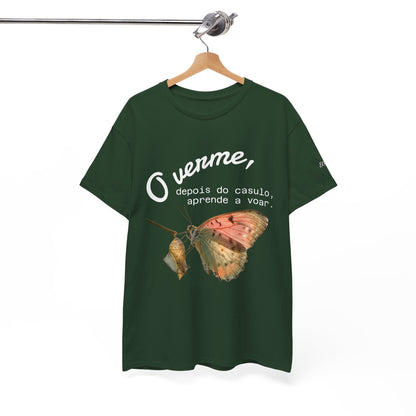 Camiseta — "O verme, depois do casulo, aprende a voar." Citação inspiradora em português