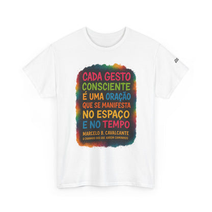 Camiseta Frase Filosófica “Cada gesto consciente é uma oração” – Algodão Premium Gildan 5000