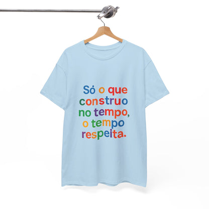 Camiseta Filosófica “Só o que Construo no Tempo, o Tempo Respeita” – Algodão Gildan 5000