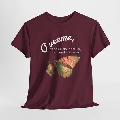 Camiseta — "O verme, depois do casulo, aprende a voar." Citação inspiradora em português