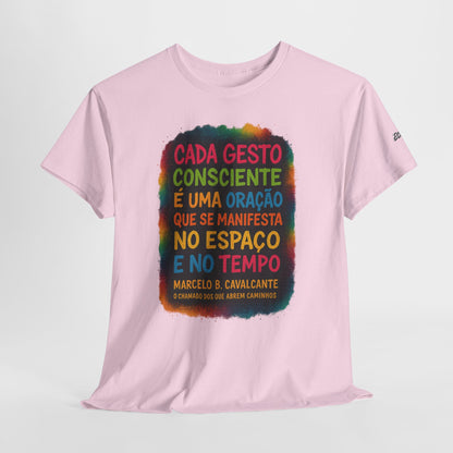 Camiseta Frase Filosófica “Cada gesto consciente é uma oração” – Algodão Premium Gildan 5000