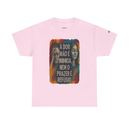 Camiseta — "A Dor Não é Inimiga, Nem o Prazer é Refúgio" Inspirational Portuguese Graphic Tee