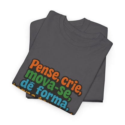 Camiseta inspiradora com citações portuguesas — "Pense, crie, mova-se..."