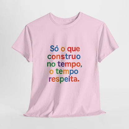 Camiseta Filosófica “Só o que Construo no Tempo, o Tempo Respeita” – Algodão Gildan 5000