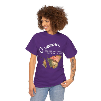 Camiseta — "O verme, depois do casulo, aprende a voar." Citação inspiradora em português