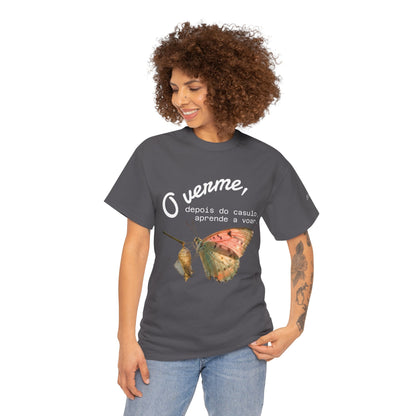 Camiseta — "O verme, depois do casulo, aprende a voar." Citação inspiradora em português