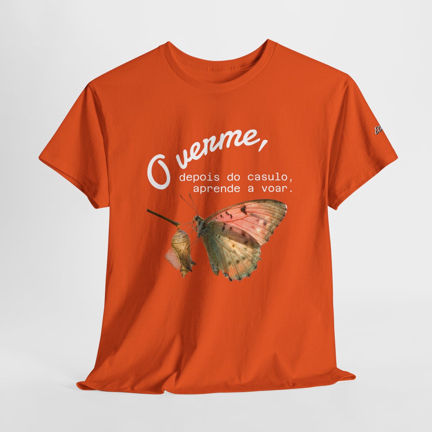 Camiseta — "O verme, depois do casulo, aprende a voar." Citação inspiradora em português