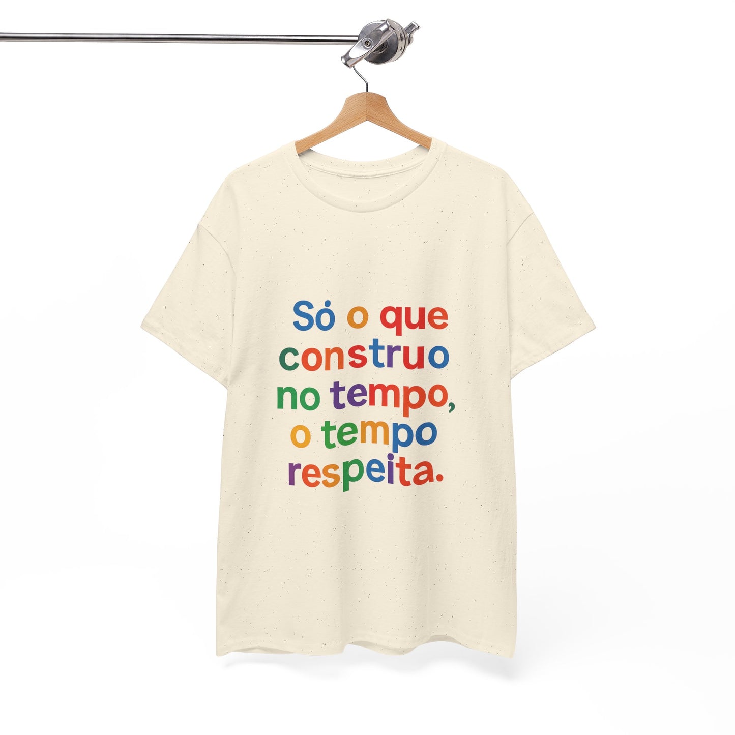 Camiseta Filosófica “Só o que Construo no Tempo, o Tempo Respeita” – Algodão Gildan 5000