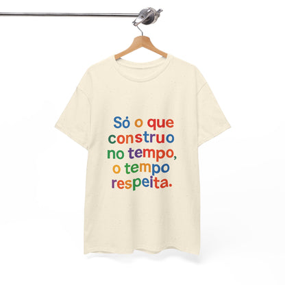 Camiseta Filosófica “Só o que Construo no Tempo, o Tempo Respeita” – Algodão Gildan 5000