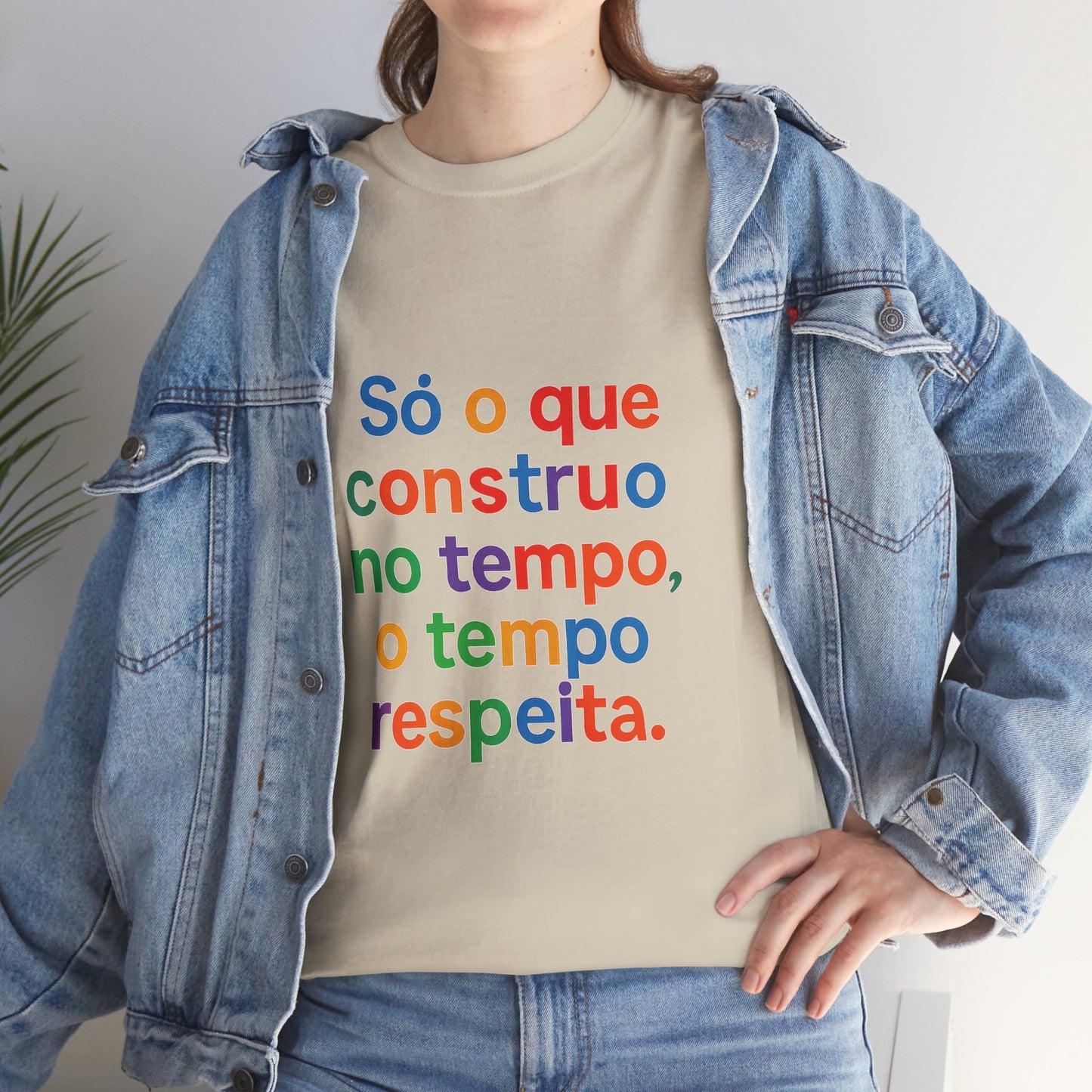 Camiseta Filosófica “Só o que Construo no Tempo, o Tempo Respeita” – Algodão Gildan 5000