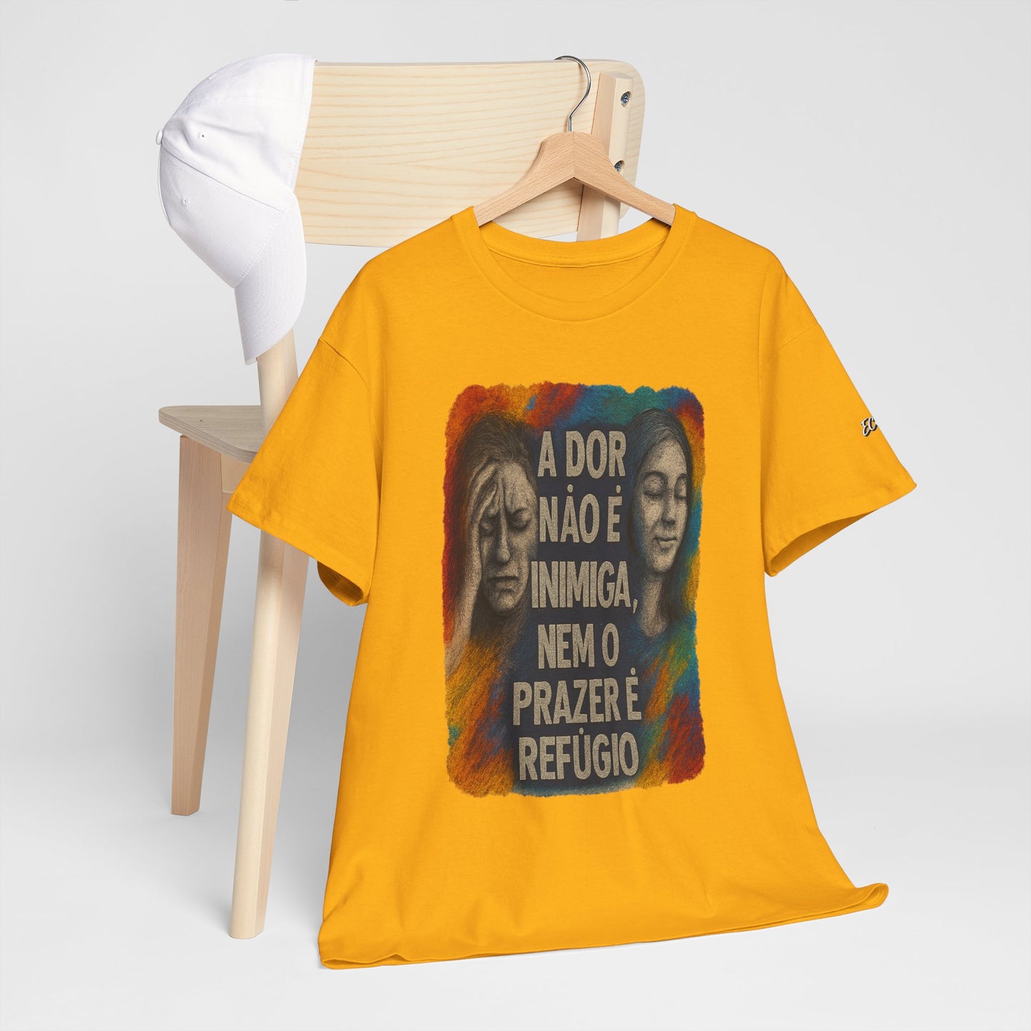 Camiseta — "A Dor Não é Inimiga, Nem o Prazer é Refúgio" Inspirational Portuguese Graphic Tee