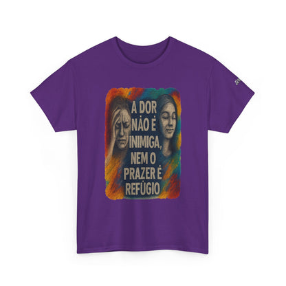 Camiseta — "A Dor Não é Inimiga, Nem o Prazer é Refúgio" Inspirational Portuguese Graphic Tee