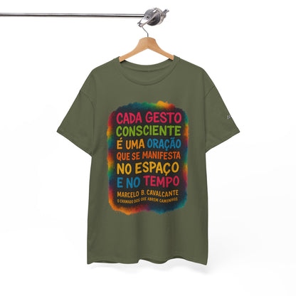 Camiseta Frase Filosófica “Cada gesto consciente é uma oração” – Algodão Premium Gildan 5000