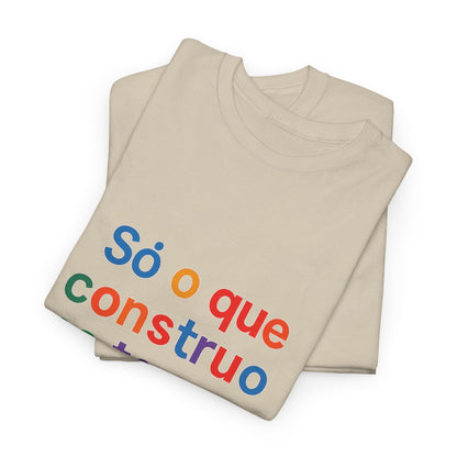 Camiseta Filosófica “Só o que Construo no Tempo, o Tempo Respeita” – Algodão Gildan 5000