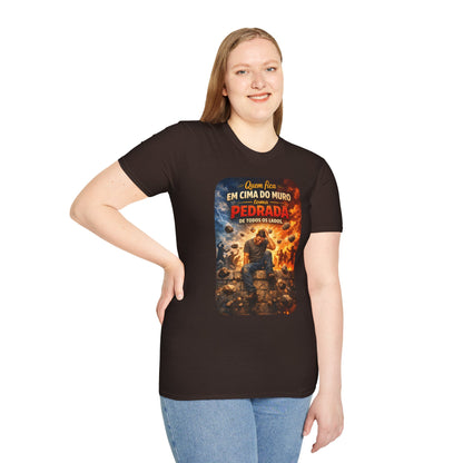 T-Shirt • "Quem fica em cima do muro toma pedrada de todos os lados" — Portuguese Saying Tee