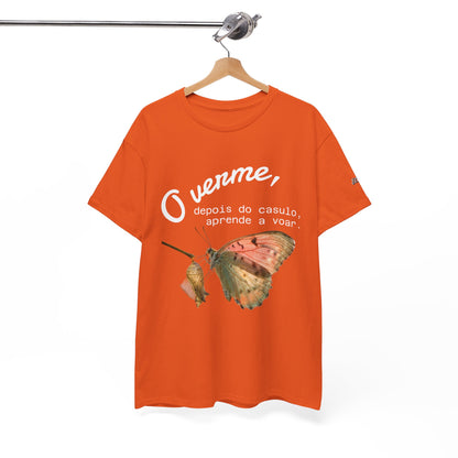 Camiseta — "O verme, depois do casulo, aprende a voar." Citação inspiradora em português