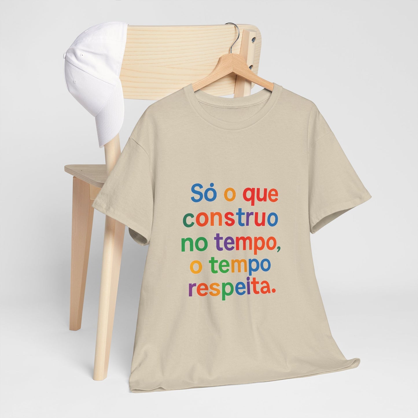 Camiseta Filosófica “Só o que Construo no Tempo, o Tempo Respeita” – Algodão Gildan 5000