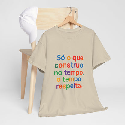 Camiseta Filosófica “Só o que Construo no Tempo, o Tempo Respeita” – Algodão Gildan 5000