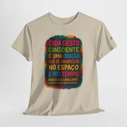Camiseta Frase Filosófica “Cada gesto consciente é uma oração” – Algodão Premium Gildan 5000