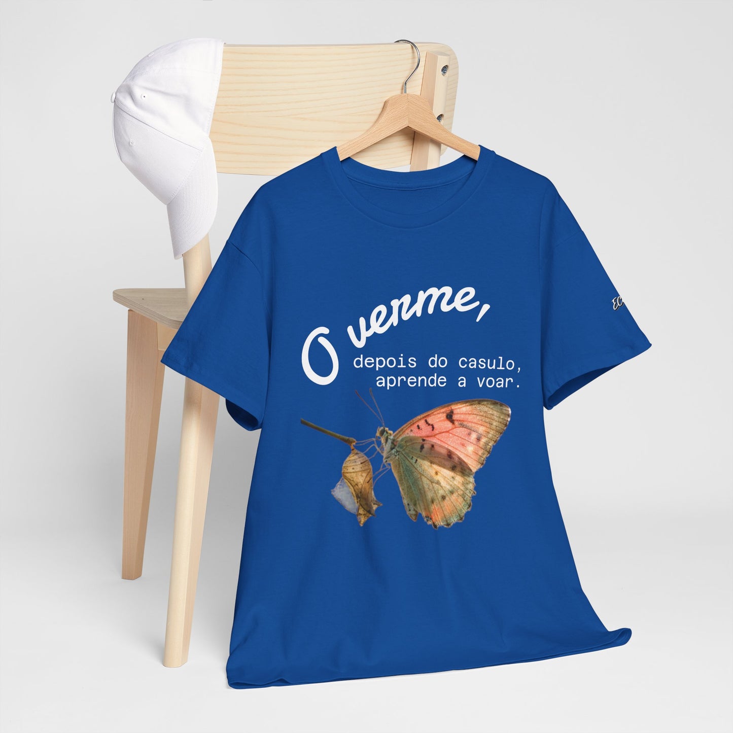 Camiseta — "O verme, depois do casulo, aprende a voar." Citação inspiradora em português