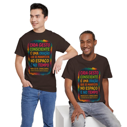 Camiseta Frase Filosófica “Cada gesto consciente é uma oração” – Algodão Premium Gildan 5000