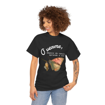 Camiseta — "O verme, depois do casulo, aprende a voar." Citação inspiradora em português
