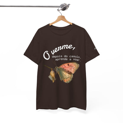 Camiseta — "O verme, depois do casulo, aprende a voar." Citação inspiradora em português