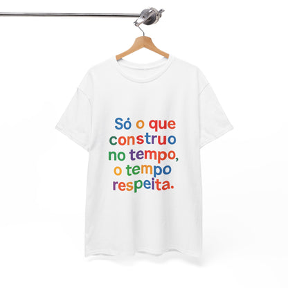 Camiseta Filosófica “Só o que Construo no Tempo, o Tempo Respeita” – Algodão Gildan 5000