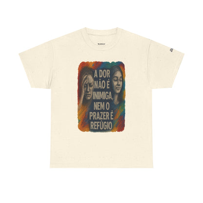 Camiseta — "A Dor Não é Inimiga, Nem o Prazer é Refúgio" Inspirational Portuguese Graphic Tee
