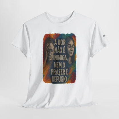 Camiseta — "A Dor Não é Inimiga, Nem o Prazer é Refúgio" Inspirational Portuguese Graphic Tee