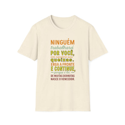 Camiseta “Erga a Fronte e Continue” — Algodão Leve Ring-Spun | Estoicismo e Superação