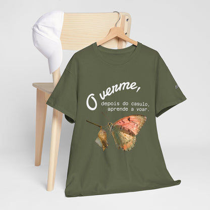Camiseta — "O verme, depois do casulo, aprende a voar." Citação inspiradora em português