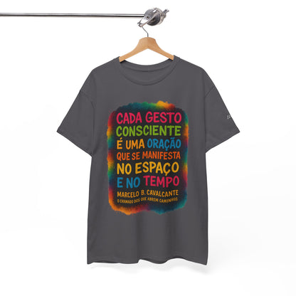 Camiseta Frase Filosófica “Cada gesto consciente é uma oração” – Algodão Premium Gildan 5000