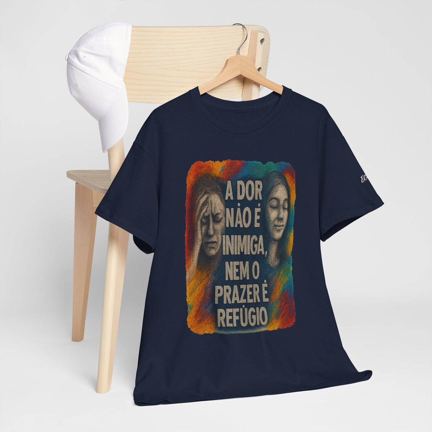 Camiseta — "A Dor Não é Inimiga, Nem o Prazer é Refúgio" Inspirational Portuguese Graphic Tee