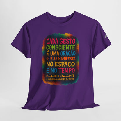 Camiseta Frase Filosófica “Cada gesto consciente é uma oração” – Algodão Premium Gildan 5000