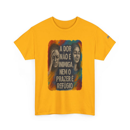 Camiseta — "A Dor Não é Inimiga, Nem o Prazer é Refúgio" Inspirational Portuguese Graphic Tee