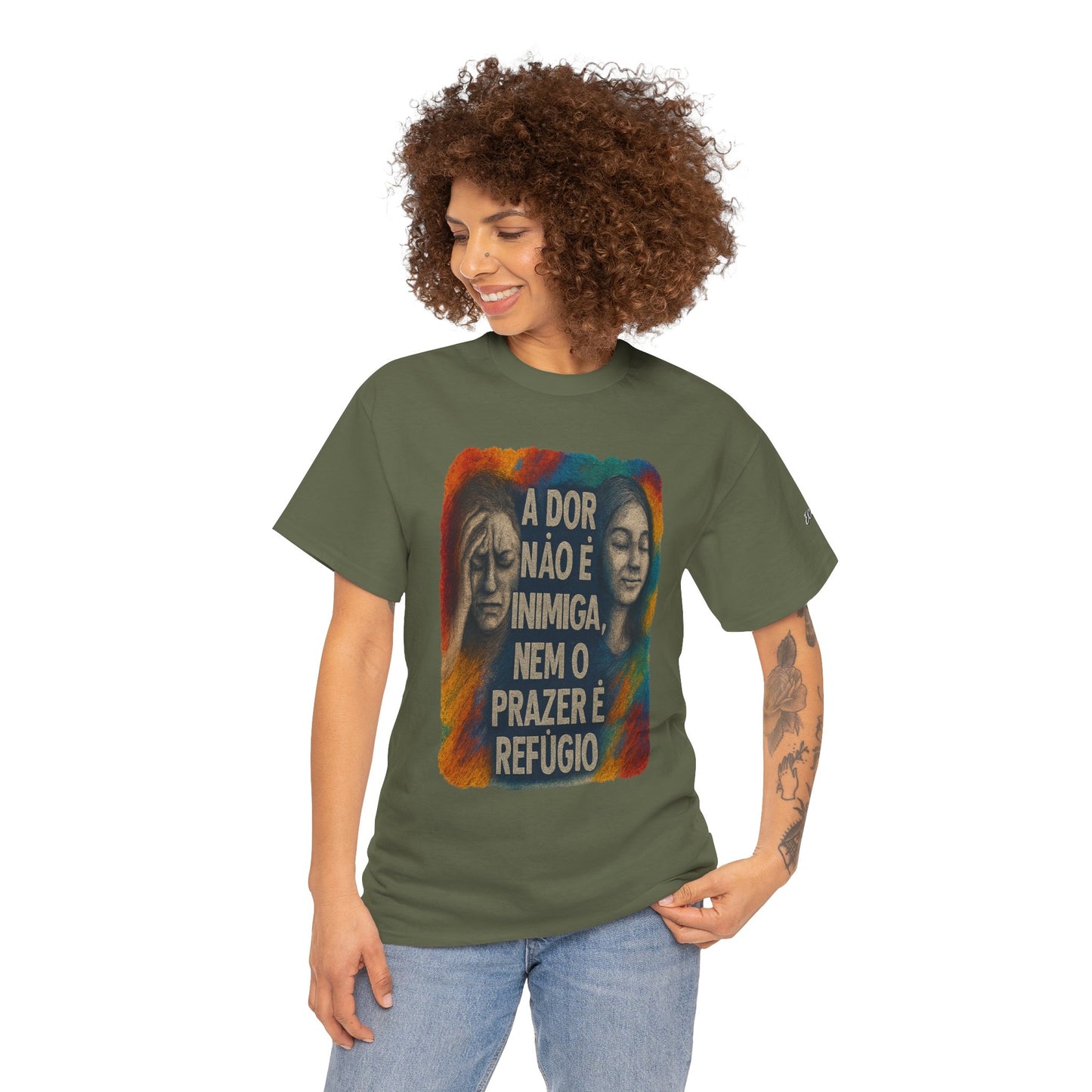 Camiseta — "A Dor Não é Inimiga, Nem o Prazer é Refúgio" Inspirational Portuguese Graphic Tee