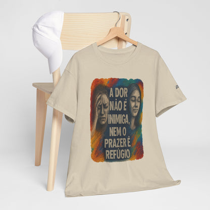 Camiseta — "A Dor Não é Inimiga, Nem o Prazer é Refúgio" Inspirational Portuguese Graphic Tee